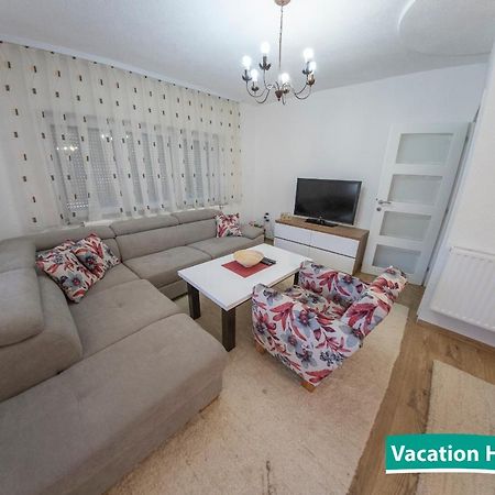 Vacation Home Alan Kulen Vakuf Eksteriør bilde