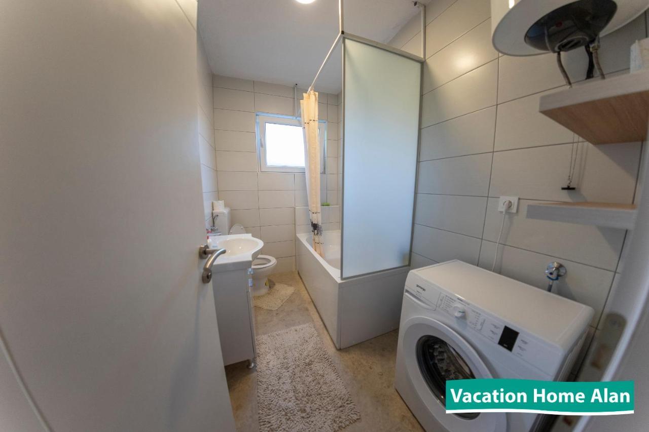 Vacation Home Alan Kulen Vakuf Eksteriør bilde