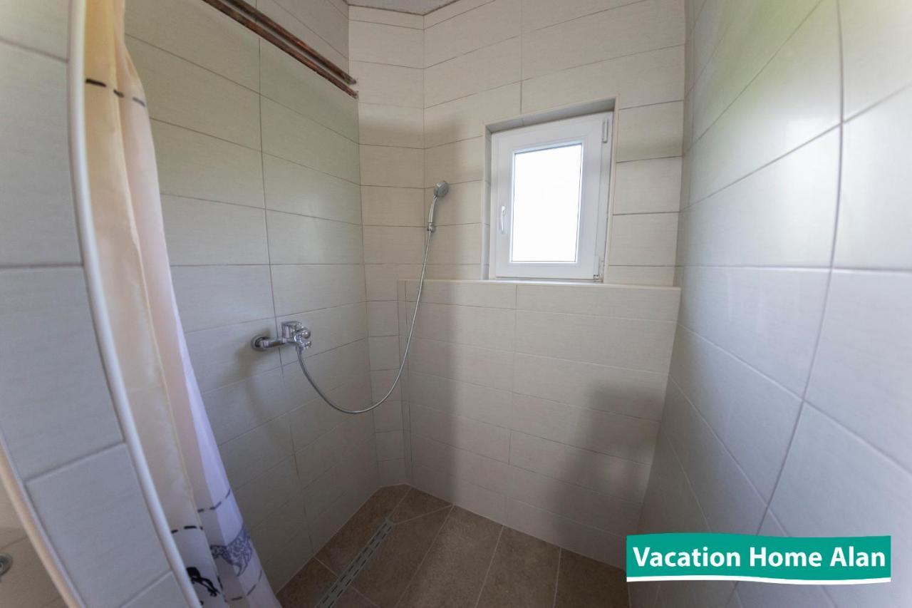 Vacation Home Alan Kulen Vakuf Eksteriør bilde